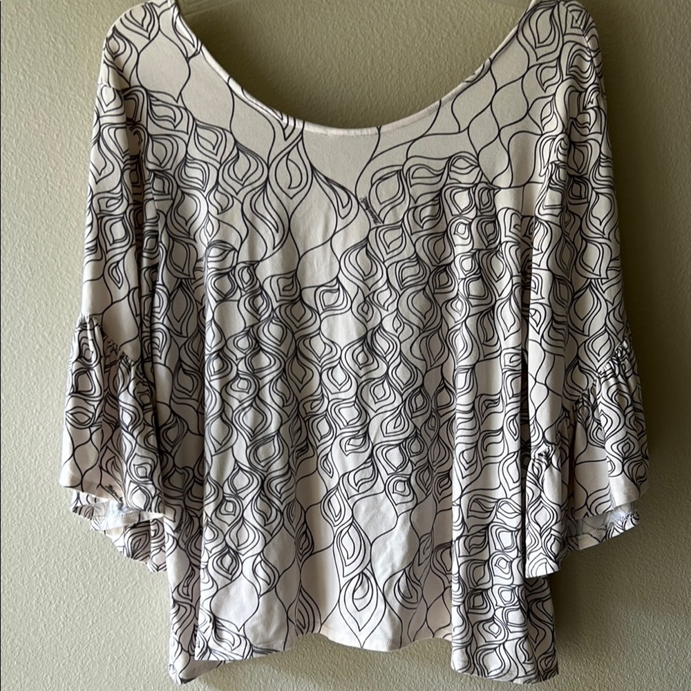 Manuhealii Cream and Black Patterned Blouse